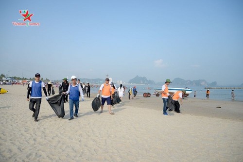 Quảng Ninh hưởng ứng phong trào dọn rác bãi biển - ảnh 1