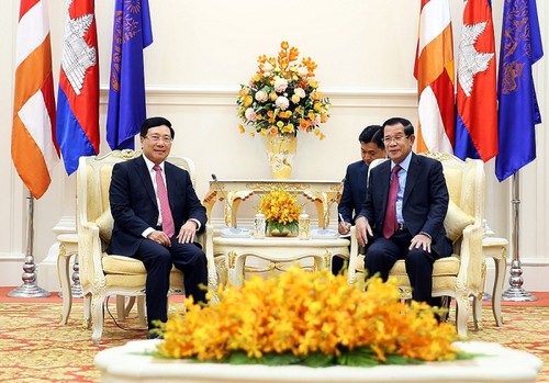 Phó Thủ tướng, Bộ trưởng Ngoại giao Phạm Bình Minh chào xã giao Thủ tướng Campuchia Hun Sen - ảnh 1