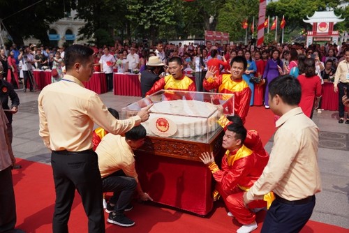 Vinh danh cặp bánh trung thu lớn nhất Việt Nam - ảnh 2