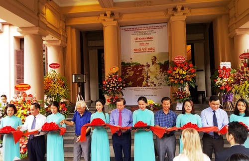 Bảo tàng Mỹ thuật Việt Nam khai mạc triển lãm “Nhớ về Bác” - ảnh 1
