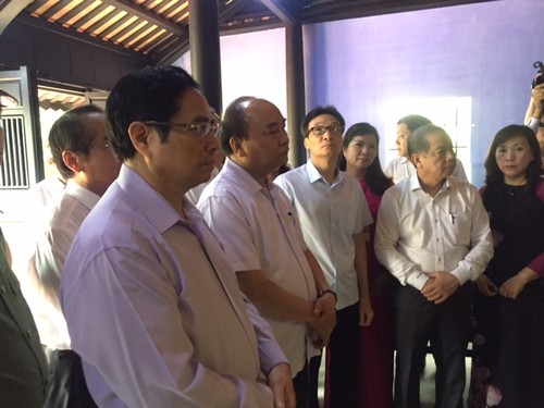 Thủ tướng Nguyễn Xuân Phúc thăm nhà lưu niệm Chủ tịch Hồ Chí Minh tại Huế  - ảnh 1