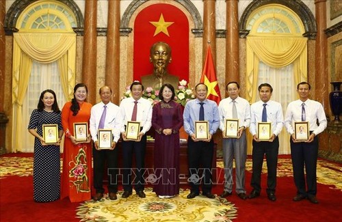 Phó Chủ tịch nước tiếp đại biểu tiêu biểu trong học tập tư tưởng, đạo đức, phong cách Hồ Chí Minh tỉnh Vĩnh Long - ảnh 1