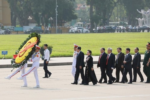 Đoàn đại biểu dự Đại hội đại biểu toàn quốc MTTQ Việt Nam viếng Chủ tịch Hồ Chí Minh - ảnh 1