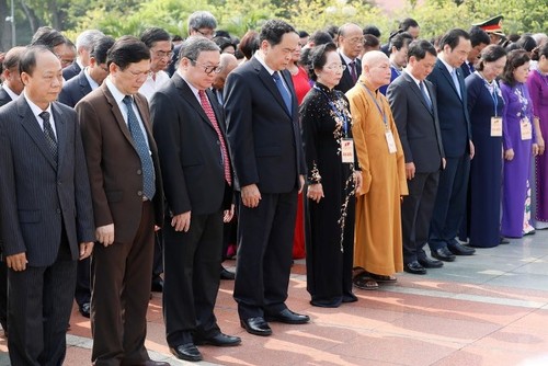 Đoàn đại biểu dự Đại hội đại biểu toàn quốc MTTQ Việt Nam viếng Chủ tịch Hồ Chí Minh - ảnh 2