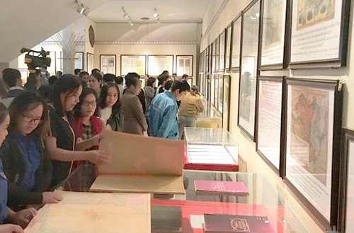 Trưng bày tư liệu lịch sử và pháp lý về quần đảo Hoàng Sa, Trường Sa tại Kon Tum  - ảnh 1