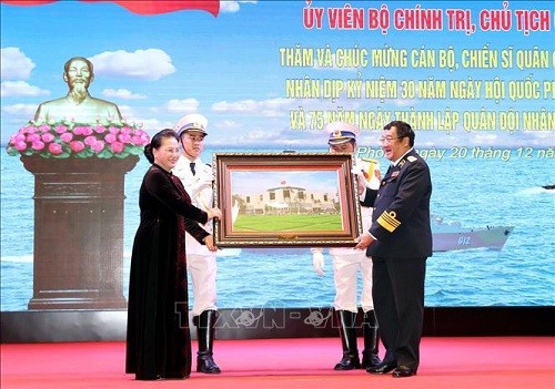 Chủ tịch Quốc hội Nguyễn Thị Kim Ngân thăm, chúc mừng cán bộ, chiến sĩ Quân chủng Hải quân - ảnh 2