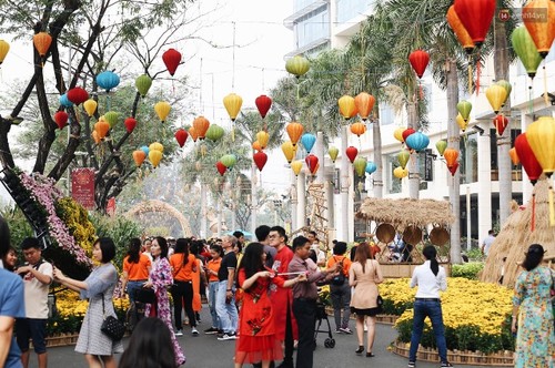 Người dân Thành phố Hồ Chí Minh du xuân ngày Mùng 02 Tết Nguyên đán Canh Tý 2020 - ảnh 1