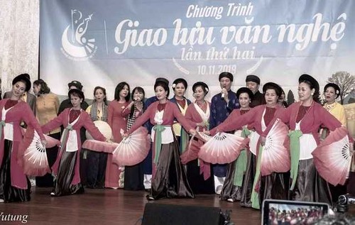 Biểu diễn trang phục truyền thống Việt Nam và Tiếng hát quê hương tại CHLB Đức - ảnh 1