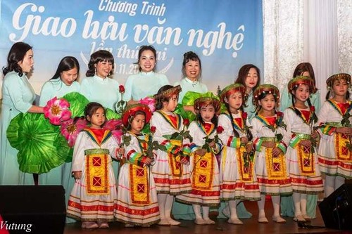 Biểu diễn trang phục truyền thống Việt Nam và Tiếng hát quê hương tại CHLB Đức - ảnh 4