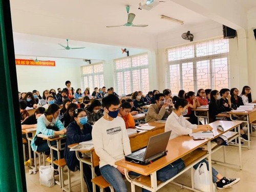 Sinh viên ở Hà Nội đi học trở lại - ảnh 1