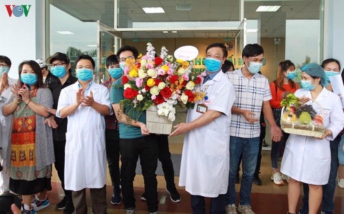 30 công dân VN trở về từ Vũ Hán, Trung Quốc ra viện sau 21 ngày cách ly - ảnh 1