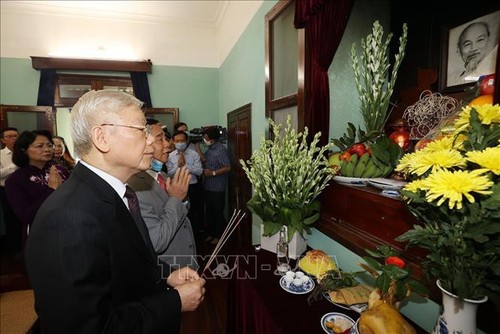 Tổng Bí thư, Chủ tịch nước Nguyễn Phú Trọng dâng hương tưởng niệm Chủ tịch Hồ Chí Minh - ảnh 1