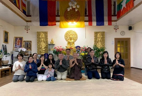 Cộng đồng người Việt Nam tại Saint Petersburg tặng Quốc kỳ cho chùa Buddavihara - ảnh 1