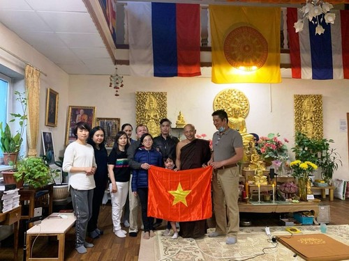 Cộng đồng người Việt Nam tại Saint Petersburg tặng Quốc kỳ cho chùa Buddavihara - ảnh 2