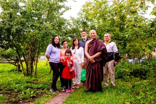 Cộng đồng người Việt Nam tại Saint Petersburg tặng Quốc kỳ cho chùa Buddavihara - ảnh 4