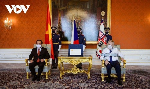 Đại sứ Việt Nam Thái Xuân Dũng trình Quốc thư lên Tổng thống Cộng hòa Czech Milos Zeman - ảnh 2