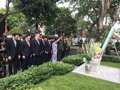 Lãnh đạo Thành phố Hồ Chí Minh dâng hương tưởng nhớ Chủ tịch nước Lê Đức Anh - ảnh 1