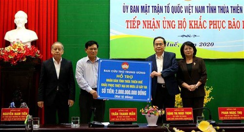 Ủy ban Trung ương Mặt trận Tổ quốc Việt Nam trao 2 tỉ đồng ủng hộ khắc phục bão, lũ tại tỉnh Thừa Thiên Huế - ảnh 1