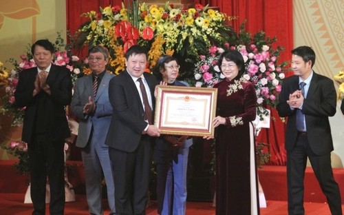 Phó Chủ tịch nước Đặng Thị Ngọc Thịnh trao danh hiệu Anh hùng cho nhà hát ca múa, Nhạc Việt Nam - ảnh 1