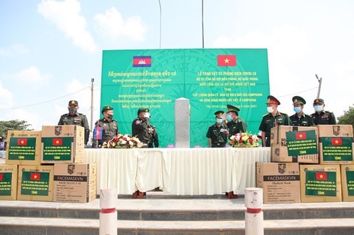 Bộ Tư lệnh Bộ đội Biên phòng Việt Nam tặng vật tư y tế phòng, chống dịch COVID-19 cho Lào, Campuchia - ảnh 1