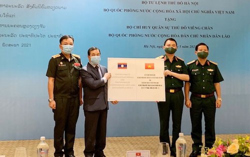 Bộ Tư lệnh Thủ đô Hà Nội hỗ trợ vật tư y tế chống dịch COVID-19 cho Bộ Chỉ huy quân sự Thủ đô Vientiane (Lào) - ảnh 1