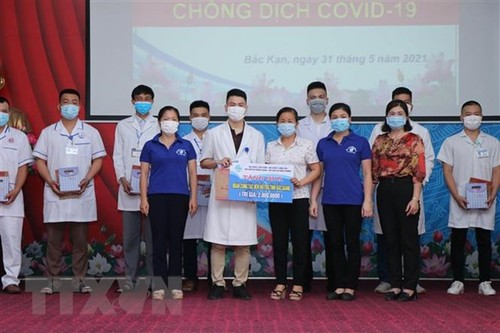 Cán bộ y tế tỉnh Thái Bình và Bắc Kạn lên đường chi viện Bắc Giang chống dịch COVID-19 - ảnh 1