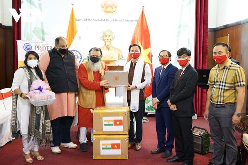 Trao quà của Phật tử Việt Nam hỗ trợ nhân dân Ấn Độ và Nepal chống đại dịch COVID-19 - ảnh 1