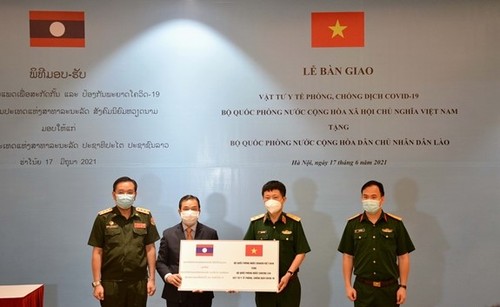 Bộ Quốc phòng Việt Nam trao vật tư y tế tặng Bộ Quốc phòng Lào - ảnh 1