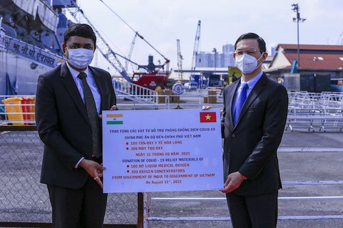 Thành phố Hồ Chí Minh tiếp nhận 100 tấn oxy y tế lỏng và 300 máy tạo oxy do Ấn Độ trao tặng - ảnh 1
