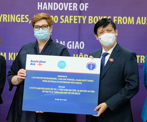 Việt Nam tiếp nhận thiết bị dây chuyền lạnh và vật tư tiêm chủng  do Chính phủ Australia và UNICEF hỗ trợ - ảnh 1