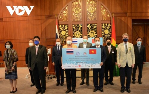 Thái Lan tặng vật tư y tế chống dịch COVID-19 cho Việt Nam	 - ảnh 1
