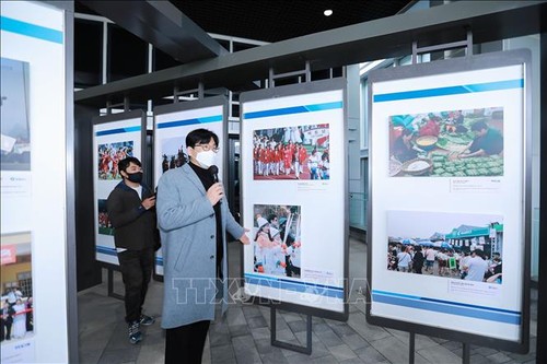 Triển lãm ảnh kỷ niệm 30 năm thiết lập quan hệ ngoại giao Việt Nam - Hàn Quốc - ảnh 1