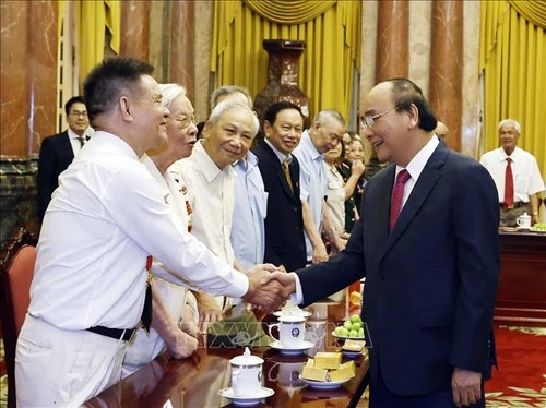 Chủ tịch nước Nguyễn Xuân Phúc gặp mặt các cán bộ trực tiếp phục vụ, bảo vệ Chủ tịch Hồ Chí Minh  - ảnh 1
