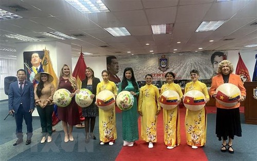 Giới thiệu áo dài truyền thống của Việt Nam tại Venezuela - ảnh 1
