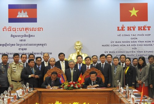 Tỉnh Kon Tum và Stung Treng (Campuchia) ký kết hợp tác - ảnh 1