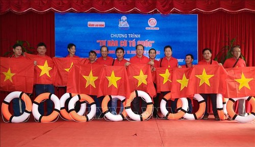Trao tặng 10 ngàn lá cờ Tổ quốc cho ngư dân Ninh Thuận - ảnh 1