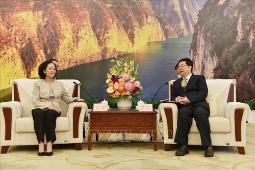 Việt Nam coi trọng và ưu tiên phát triển quan hệ hợp tác nhiều mặt với Trung Quốc - ảnh 1