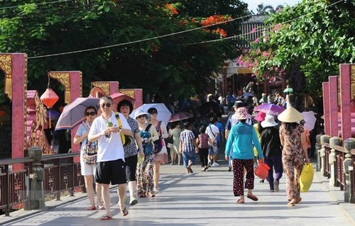 Khách du lịch Lào đến Việt Nam tăng mạnh - ảnh 1