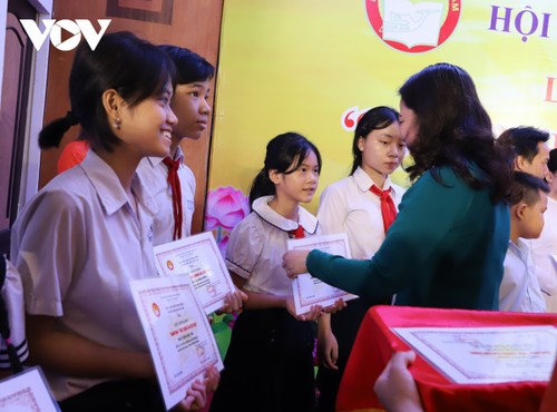 Phó Chủ tịch nước Võ Thị Ánh Xuân trao 250 học bổng “Học không bao giờ cùng” - ảnh 1