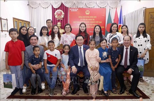 Chủ tịch Quốc hội Vương Đình Huệ gặp gỡ bà con cộng đồng người Việt ở Bangladesh - ảnh 1