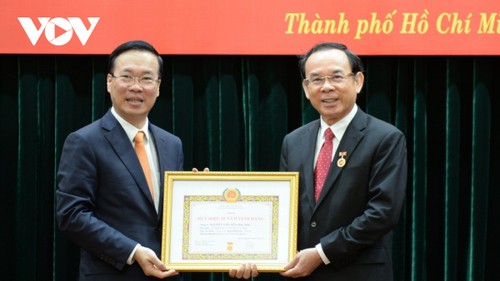 Chủ tịch nước trao Huy hiệu 45 năm tuổi Đảng tặng Bí thư Thành ủy TPHCM Nguyễn Văn Nên - ảnh 1