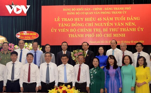 Chủ tịch nước trao Huy hiệu 45 năm tuổi Đảng tặng Bí thư Thành ủy TPHCM Nguyễn Văn Nên - ảnh 2