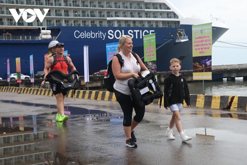 Tàu du lịch quốc tế Celebrity Solstice đưa 3.000 du khách cập cảng Chân Mây, tỉnh Thừa Thiên Huế  - ảnh 1