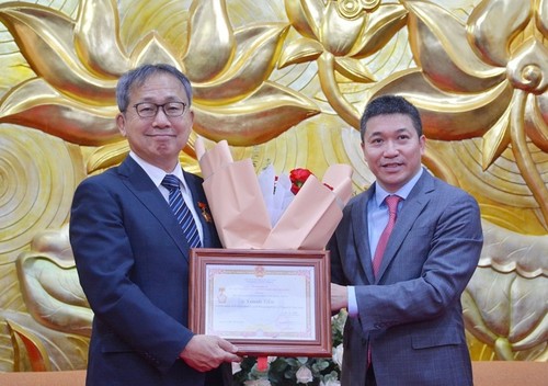 Trao Kỷ niệm chương “Vì hòa bình, hữu nghị giữa các dân tộc” tặng Đại sứ Nhật Bản tại Việt Nam - ảnh 1