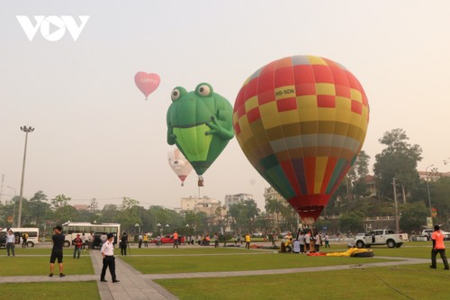 Lễ hội khinh khí cầu quốc tế thu hút hàng nghìn người dân và du khách - ảnh 1