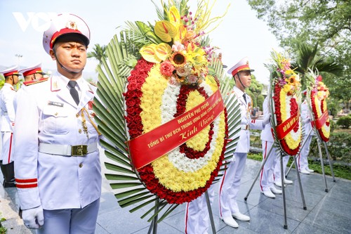 Lãnh đạo  Đảng, Nhà nước dâng hương tưởng niệm các anh hùng liệt sĩ tại Nghĩa trang Liệt sĩ Quốc gia A1 (Điện Biên) - ảnh 1