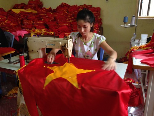 Satu keluarga orang Vietnam yang menjahit Bendera Nasional selama 70 tahun ini - ảnh 2