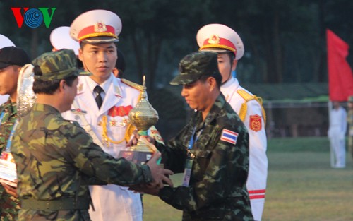 Acara penutupan turnamen ke-24 menembak senapan militer dari Tentara negara-negara ASEAN (AARM-24)  - ảnh 1
