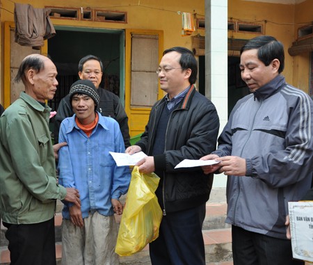 Program pemberian bingkisan Hari Raya Tet kepada keluarga korban agent oranye/dioxin Vietnam - ảnh 1