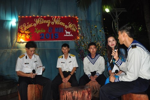Wilayah 4 Angkatan Laut melakukan kunjungan, memberikan bingkisan dan pertukaran kesenian di kepulan Truong Sa - ảnh 1